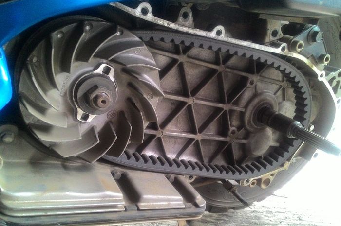 Cara Memainkan Gas Motor Matic. Naik Motor Matik Jangan Suka Gantung Gas, Bisa Bikin Overheat