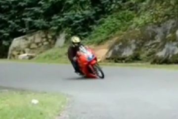 Ban Untuk Cornering Ninja 250. Pamer Aksi Cornering, Bikers Ban Cacing Ini Malah Dicela Abis