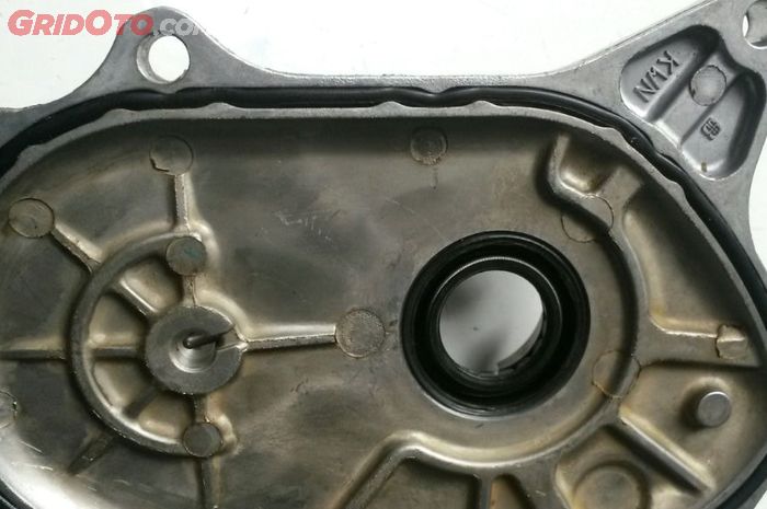 Oli Motor Bocor Sebelah Kanan. Dua Cara Menyembuhkan Oli Rembes di Mesin Motor, Mau Murah
