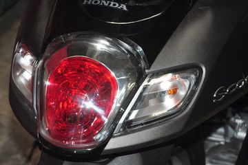 Biaya Ganti Lampu Belakang Scoopy. Ganti Bohlam Rem All New Honda Scoopy, 5 Menit Juga Kelar