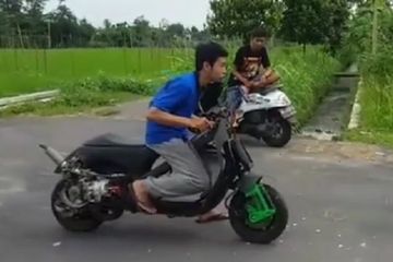 Vespa 2 Tak Modif. Vespa 2-Tak Masih Mesin Ori, Tapi Suara Dan Larinya Kayak Ninja