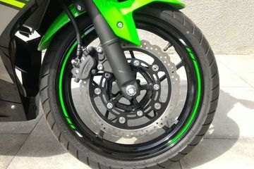 Ukuran Diameter Cakram Depan Ninja 250 Fi. Ini Lo Yang Mirip Antara Kawasaki Ninja 250 Dengan Kawasaki ZX