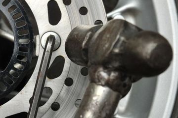 Cara Membuka Body Depan Mio M3. Cara Gampang Buka Baut Pengikat Piringan Cakram Motor