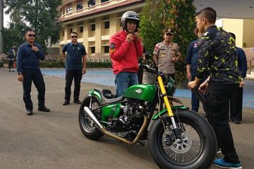 Helm Yang Cocok Untuk W175. Naik Kawasaki W175 Bobber, Jokowi Pede Pakai Helm Rp 200