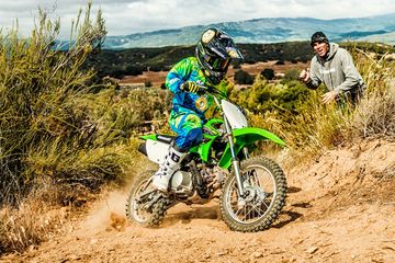 Klx Mini Harga. Versi Mini Kawasaki KLX, Mesin Tidur Cuma 110 cc, Tapi Bisa