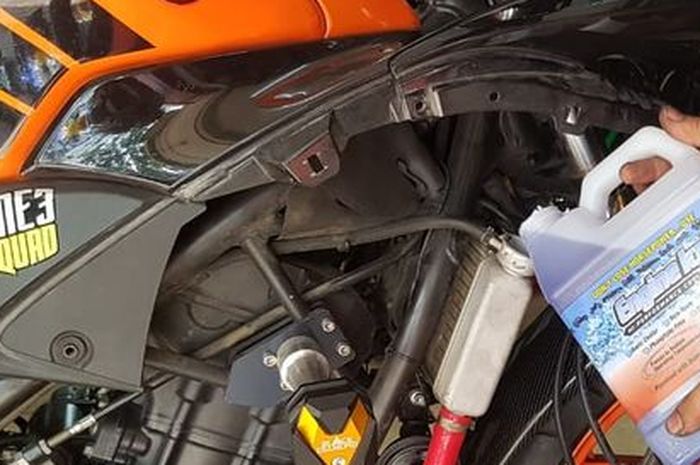 Penyebab Air Radiator Keluar Terus Dari Selang Pembuangan. Penyebab Air Radiator Menyembur Keluar, Ini Biang Keroknya