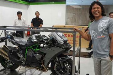 Helm Motor Ninja. Penasaran Hadiah Helm Setelah Beli Kawasaki H2 Carbon