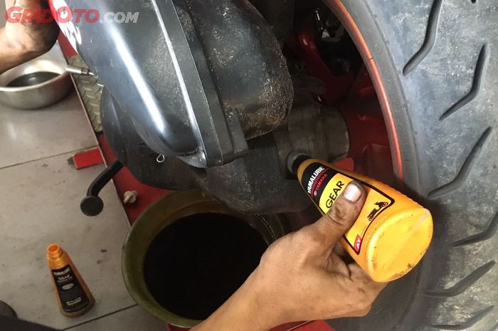 Oli Gardan Vespa Sprint Berapa Ml. Berapa Sih Takaran Oli Transmisi Yamaha NMAX yang Pas