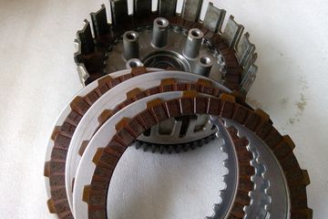 Kampas Kopling Baru Tapi Masih Selip. Agar Motor Tidak Selip, Nih Cara Pasang Kampas Kopling Yang