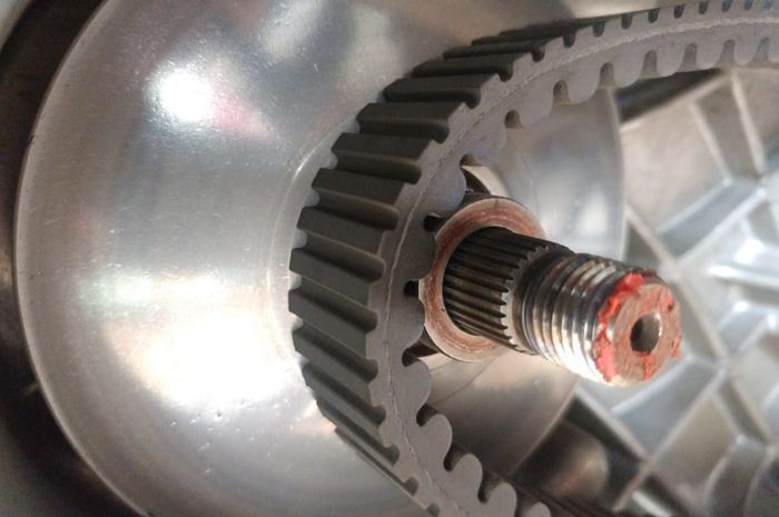 Perbedaan V Belt Vario Dan Beat. Jarang yang Tahu, Pakai V-Belt Model Double Teeth Bikin Motor