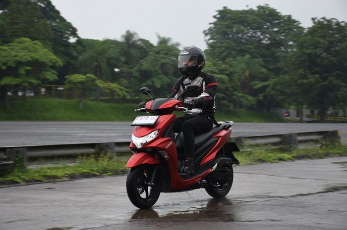Yamaha Freego 1 Liter Berapa Km. Test Ride Yamaha FreeGo, Bagasi Luas Tapi Lincah Dan Irit Bensin