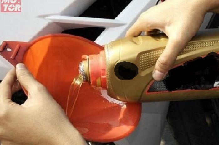 Engine Flush Untuk Sepeda Motor. Setiap Ganti Oli Mesin Selalu Dikuras Engine Flush, Bahaya Gak Nih?
