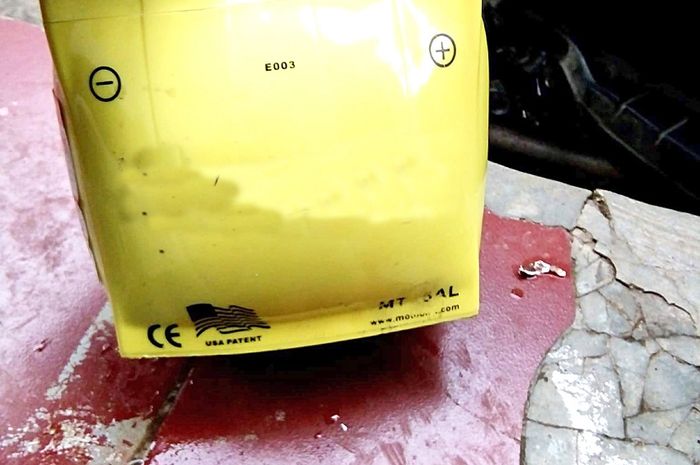 Batas Tegangan Maksimal Aki Motor. Awas Aki Bisa Hamil Atau Meledak Karena Komponen Yang Satu