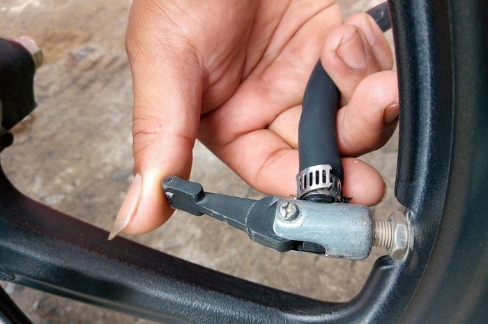 Cara Mengisi Angin Ban Motor. Ban Tubeless Motor, Lebih Baik Isi Nitrogen Atau Angin Biasa