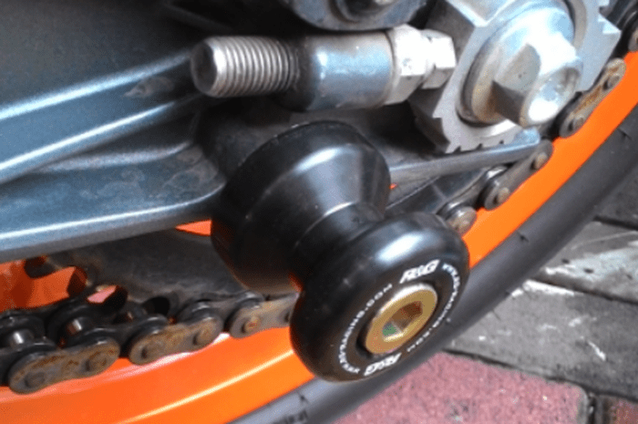 Cara Membuat Standar Paddock Motor Bebek. Bukan Cacat Pabrik, Lubang Kecil Yang Ada Dratnya Di Arm Motor