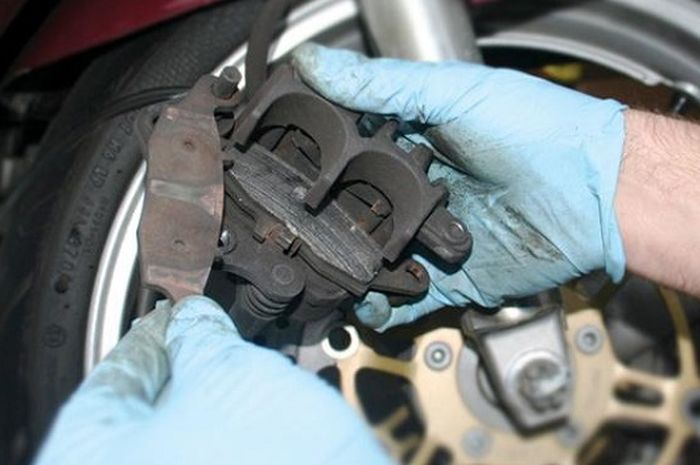 Cara Mengecek Kampas Rem Motor. Nih bagi Yang Awam, Cara Mudah Cek Kampas Rem Motor Matic