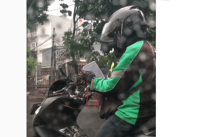 Cara Membuat Tempat Hp Di Motor. Unik, Video Driver Ojol Bikin Holder HP Anti Air, Modalnya Dari Dapur