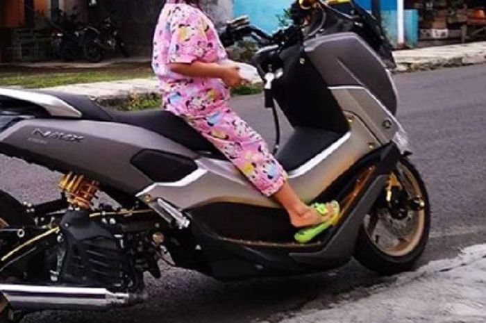 Matic Low Rider. Ganteng Abis! Yamaha NMAX Dipanjangin, Ban Belakang Mundur
