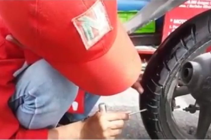 Cara Menambal Ban Tubeless Yang Benar. Enggak Asal Tusuk, Begini Teknik Tambal Ban Tubeless yang