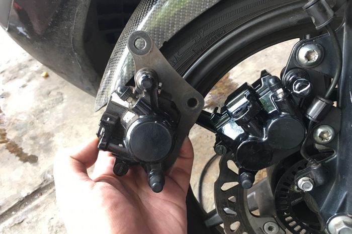 Kaliper R15 V2. Tips Ganti Kaliper Rem Yamaha NMAX Pakai Punya YZF-R15