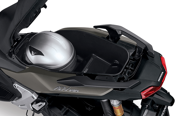 Ukuran Bagasi Honda Adv 150. Waduh, Gak Semua Helm Muat di Bagasi Skutik Adventure Honda