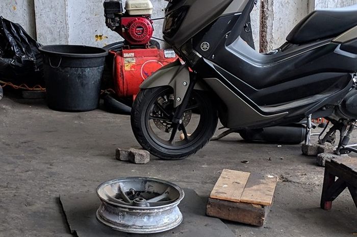 Cara Menghilangkan Cairan Ban Tubeless. Pelek Berkerak dan Bocor Alus Efek Cairan Anti Bocor Tapi Banyak