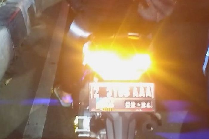 Apakah Nmax Ada Lampu Hazard. Bikin Bingung, Pemotor Meyalakan Lampu Hazard, Gunanya Apa