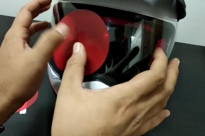 Cara Pasang Kaca Film Di Helm. Jajal Pasang Stiker Film Anti Air Untuk Kaca Spion Mobil di Kaca