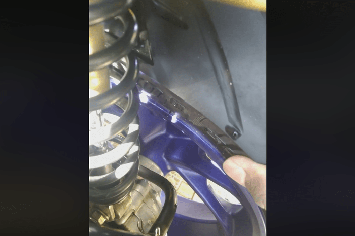 As Roda Belakang Nmax. Bikers Jangan Sembarang Melibas Jalanan Rusak, Bisa Jadi Ban