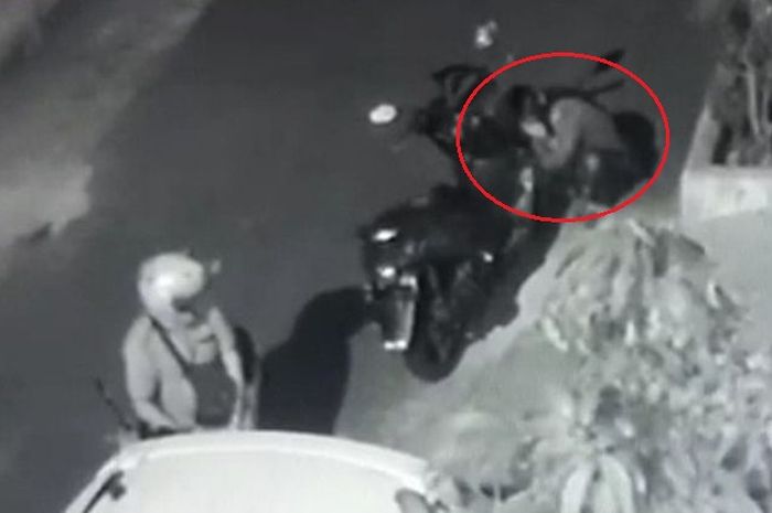 Warna Kabel Lampu Depan Nmax. Maling Yamaha NMAX Saat Beraksi Selalu Jongkok di Depan Motor