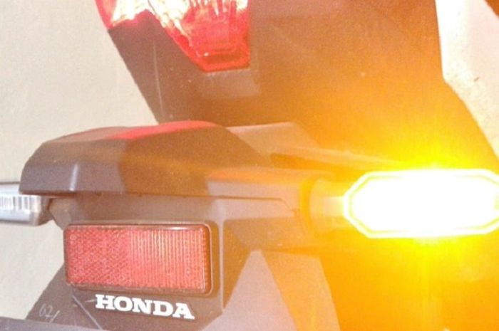 Cara Menyalakan Lampu Motor. Jangan Asal Belok, Perhatikan Cara Menyalakan Lampu Sein Motor