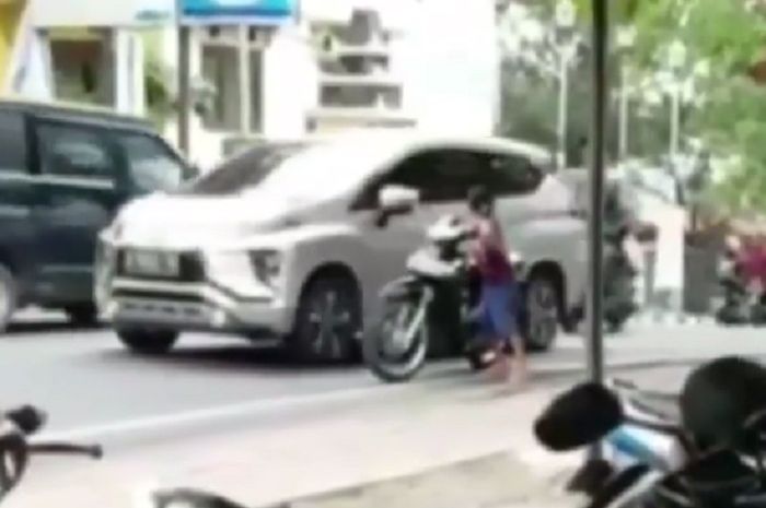 Motor Matic Paling Ramping Dan Pendek. Bahaya, Bocah Naik Motor Tanpa Helm dan Pakai Celana Pendek