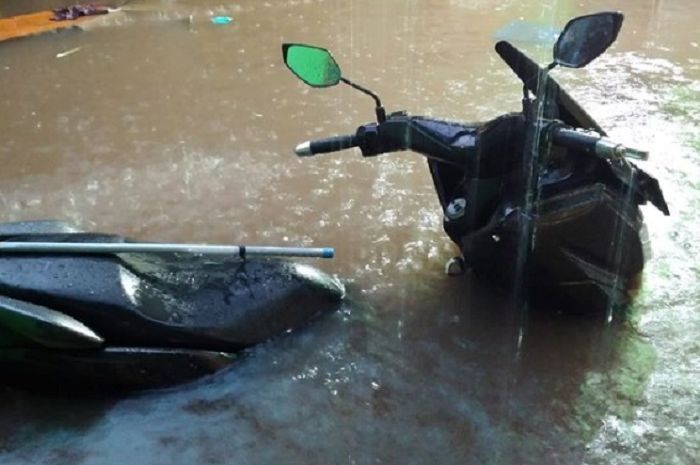 Cara Mengatasi Nmax Mogok Kena Banjir. Biaya Perbaikan Yamaha NMAX Kalau Terobos Banjir, Bikin Melongo