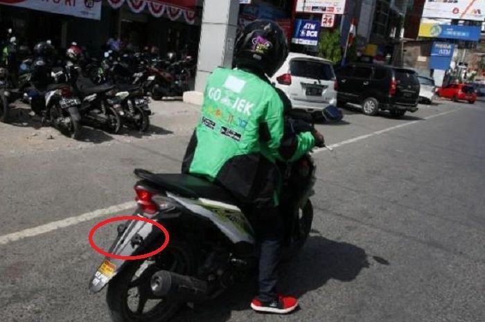 Baut Jok Motor. Pelat Nomor Motor Hilang Satu Gara-gara Baut Lepas, Bisa Kena
