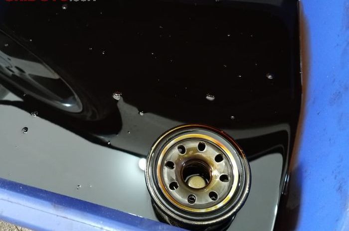 Apakah Motor Baru Sudah Ada Olinya. Jangan Khawatir, Motor Baru Saat Ganti Oli Pertama Banyak Serbuk