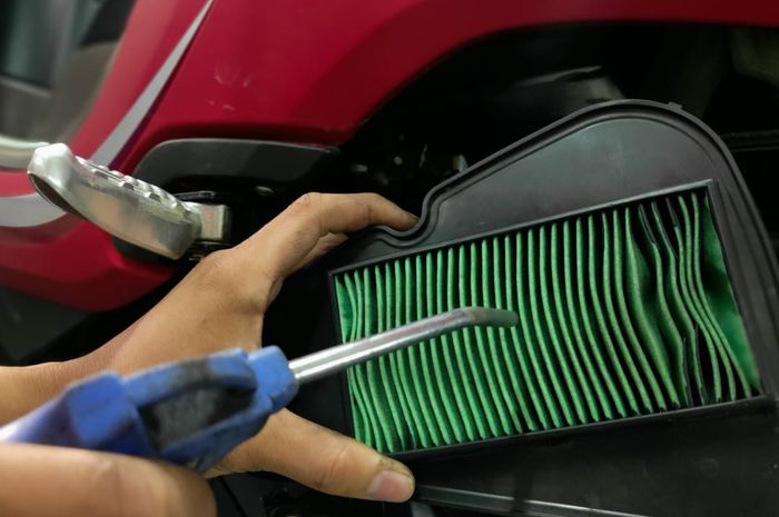 Cara Perawatan Honda Revo Fit. Motor Makin Irit dan Tarikan Mantaf Caranya Bersihkan Filter Udara