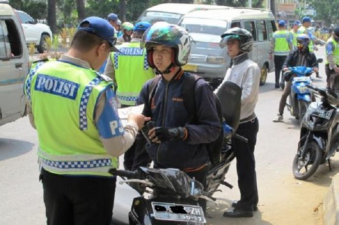 Perbedaan Slip Merah Dan Biru. Gak Semua Bikers Paham, Ini Pengertian Slip Merah dan Biru Saat