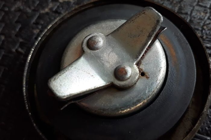 Karet Tutup Bensin. Awas, Segera Ganti Karet Tutup Tangki Motor yang Sudah Rusak