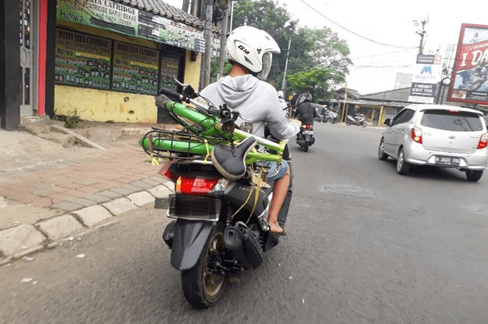 Cara Membawa Sepeda Pakai Motor. Lagi Marak Bersepeda, Apakah Membawa Sepeda di Jok Belakang