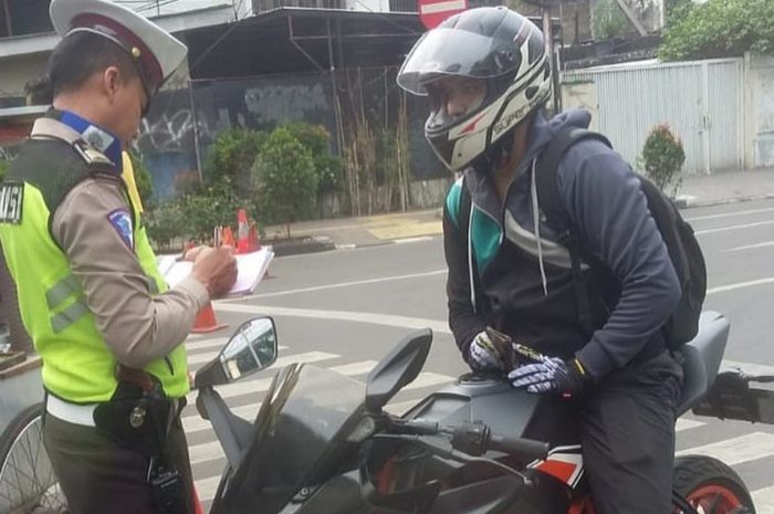 Cara Pasang Plat Nomor Ninja 250 Fi. Motor Sport dan Moge Tanpa Dudukan Pelat Nomer Depan, Boleh