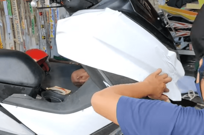 Cara Pasang Stiker Motor Full Body. Ganti Warna Body Motor Atau Mobil Pakai Stiker Gak Dilarang Polisi