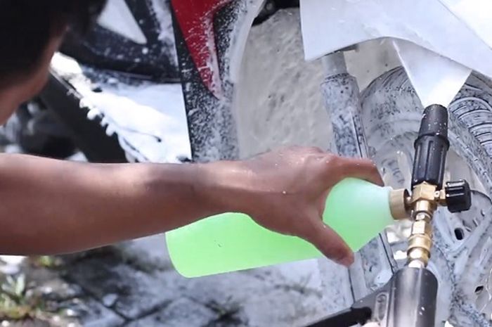 Cara Membuat Sabun Cuci Motor. Bukan Hoax, Cuci Motor Bisa Bersih Tanpa Disentuh Dengan