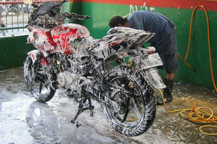 Sabun Yang Bagus Untuk Cuci Motor. Catat Bro, Cuci Motor Jangan Pakai Sabun Colek atau Sabun Cuci