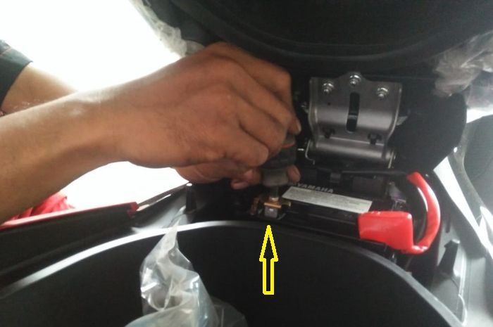 Kabel Min Plus Aki Motor. Copot Aki Motor atau Mobil, Lepas Kabel Negatif atau Kabel Positif