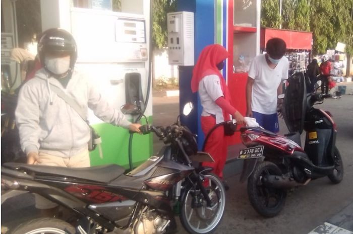 Harga Bensin Full Tank Motor. Setara Premium! Harga Bensin Pertalite Turun di Beberapa SPBU di