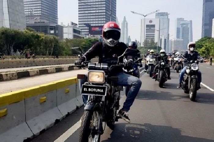 Foto Motor Rx King Keren. Kocak! Pimpin Konvoi Moge Naik Yamaha RX-King, Desta Malah