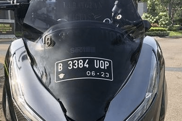 Plat Nomor Stiker. Boleh Gak Pasang Stiker Pelat Nomor di Motor? Polisi Bilang Begini