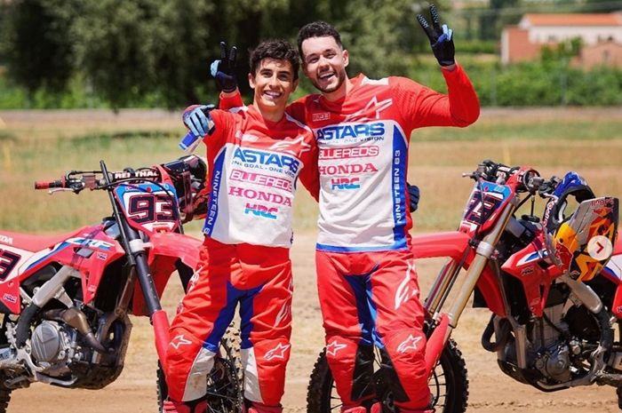 Cara Wheelie Motor Kopling. Kocak Marc Marquez Ajari YouTuber Cara Wheelie Motor, Malah
