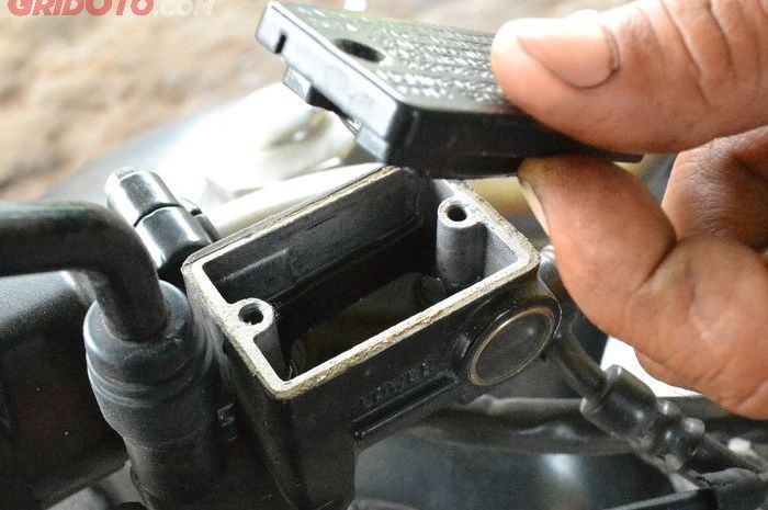 Cara Mengisi Minyak Rem Motor. Enggak Perlu Lagi ke Bengkel, Begini Cara Isi Minyak Rem Motor