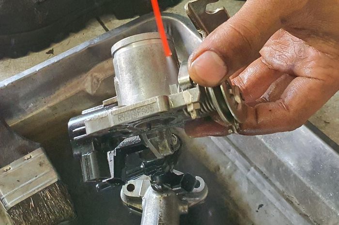 Cara Menggunakan Carburator Cleaner. Motor Injeksi Dibersihkan Pakai Carburator Cleaner, Emangnya